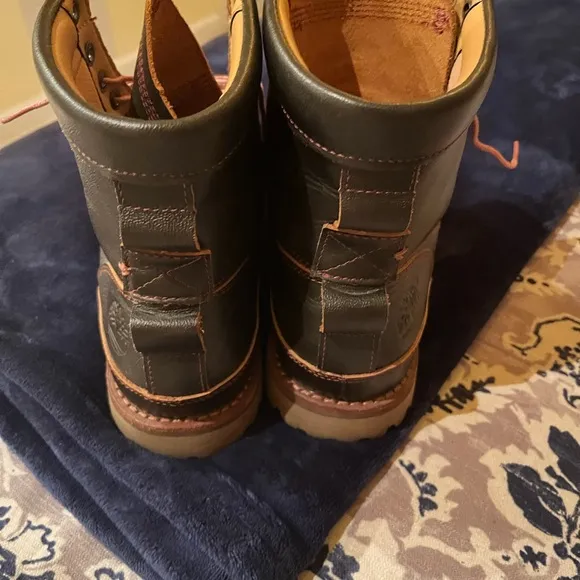 Like New Timberland Hiking Boots made of beautiful fine leather. Size 8.