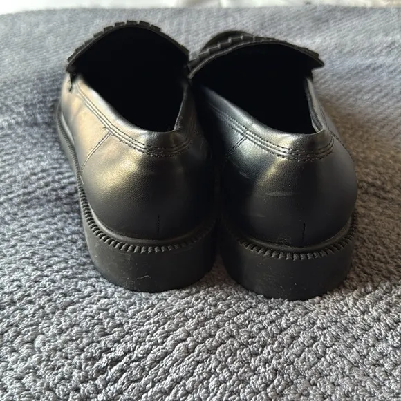 Marc Fisher Black Kiltie Fringe Loafers Size 9M Slip-On Classic Moc Toe Flats