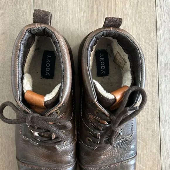 MENS J. KODA BROWN LEATHER HUGH BOOTS WITH SHERPA LINING SIZE 10