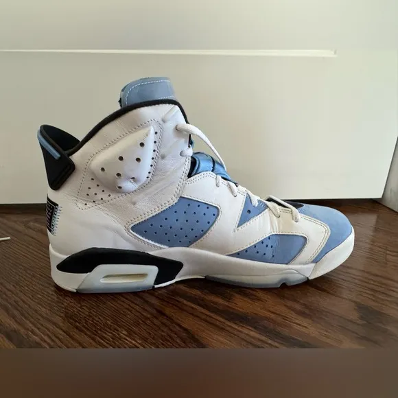 Men’s Jordan 6 Retro sneakers UNC white size 12