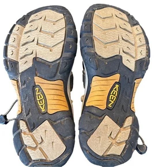 Men's Keen Newport H2 Gray Bump Toe Water/Hiking Sandals. Size 8.5