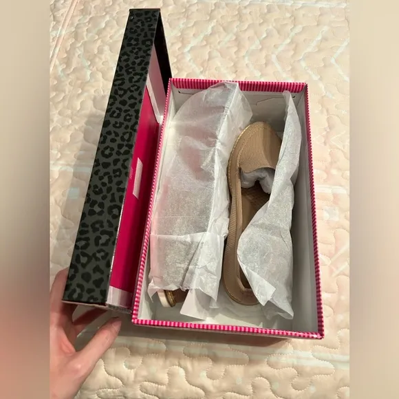 MeToo NWT Size 8 Tan Loafer Slip On Wedge