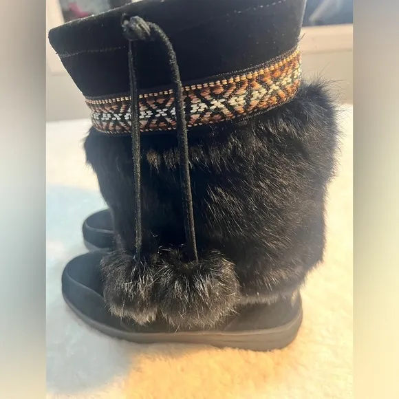 Minnetonka Women’s Sz 7 Black Suede &amp; Rabbit fur boots Tribal accent band pompom