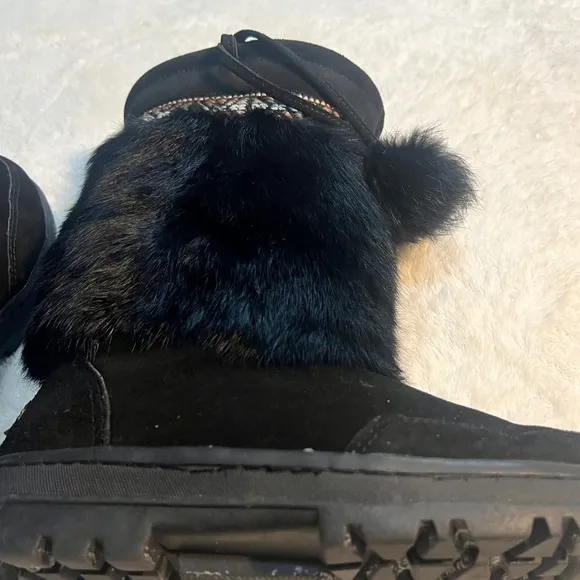 Minnetonka Women’s Sz 7 Black Suede &amp; Rabbit fur boots Tribal accent band pompom