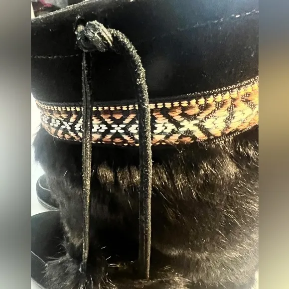 Minnetonka Women’s Sz 7 Black Suede &amp; Rabbit fur boots Tribal accent band pompom