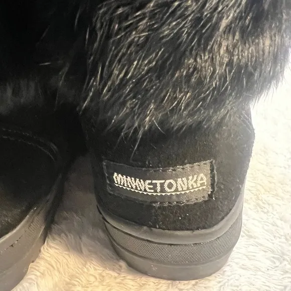 Minnetonka Women’s Sz 7 Black Suede &amp; Rabbit fur boots Tribal accent band pompom