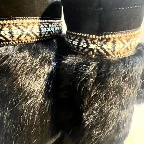 Minnetonka Women’s Sz 7 Black Suede &amp; Rabbit fur boots Tribal accent band pompom