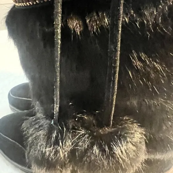 Minnetonka Women’s Sz 7 Black Suede &amp; Rabbit fur boots Tribal accent band pompom