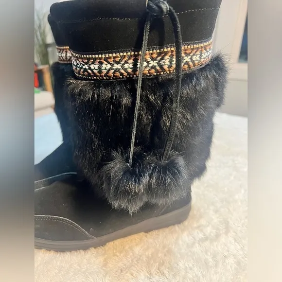 Minnetonka Women’s Sz 7 Black Suede &amp; Rabbit fur boots Tribal accent band pompom