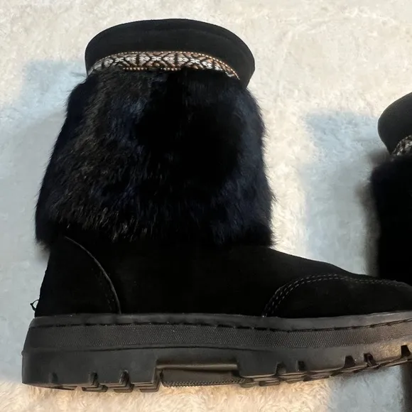 Minnetonka Women’s Sz 7 Black Suede &amp; Rabbit fur boots Tribal accent band pompom