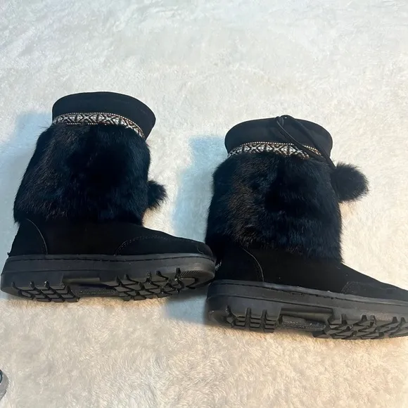 Minnetonka Women’s Sz 7 Black Suede &amp; Rabbit fur boots Tribal accent band pompom