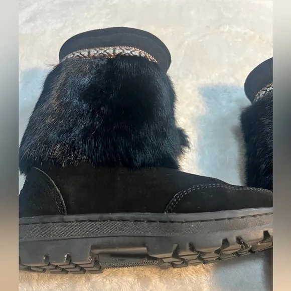 Minnetonka Women’s Sz 7 Black Suede &amp; Rabbit fur boots Tribal accent band pompom