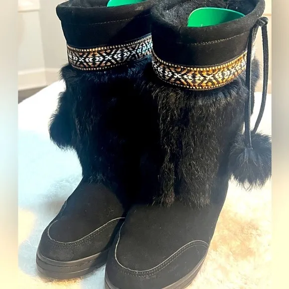 Minnetonka Women’s Sz 7 Black Suede &amp; Rabbit fur boots Tribal accent band pompom