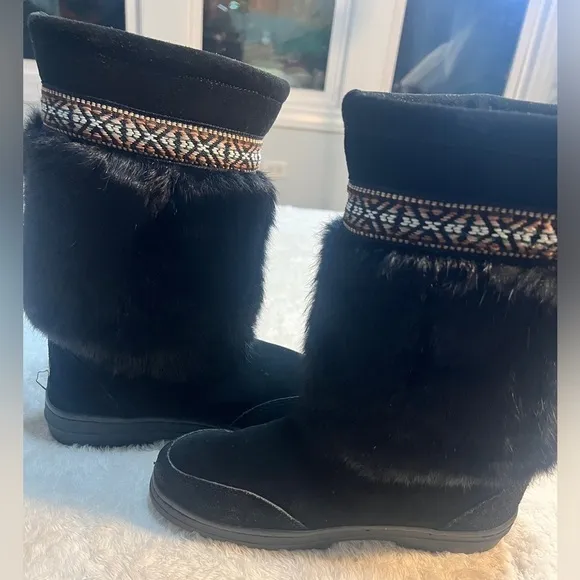 Minnetonka Women’s Sz 7 Black Suede &amp; Rabbit fur boots Tribal accent band pompom