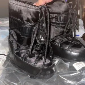 Moon boot Black Quilted Snow Boots girls size US 10