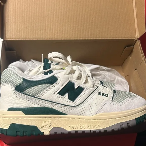 New Balance 550 White and Green Sneakers size 9 NIB