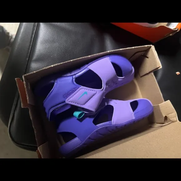 New in box girls Nike water sandals