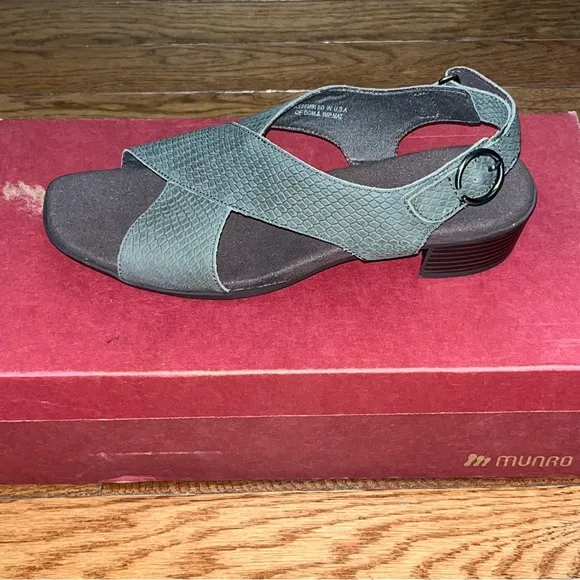 NEW Munro Jenny Sandals Nubuck Leather Forest Green Lizard Embossed Women’s 9