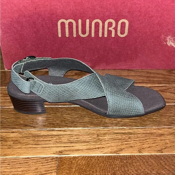 NEW Munro Jenny Sandals Nubuck Leather Forest Green Lizard Embossed Women’s 9