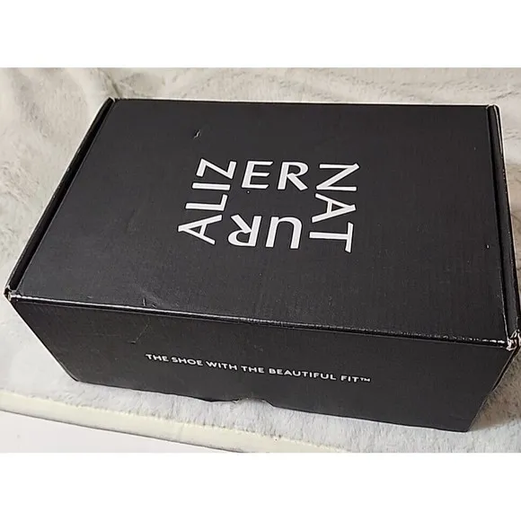 NEW Naturalizer Darry Lug Sole Loafers Shoes Womens 8.5 Black Leather MSRP $130