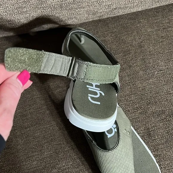 New Ryka Margo Sling back Thong Women's Sandals Olive Green Textured Size 5.5
