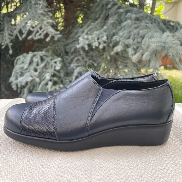NEW SAS Navy Blue Leather Nora Slip on Comfort Loafers. Women’s size 9.5
