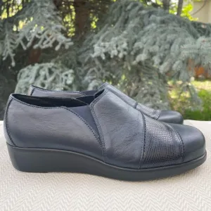 NEW SAS Navy Blue Leather Nora Slip on Comfort Loafers. Women’s size 9.5