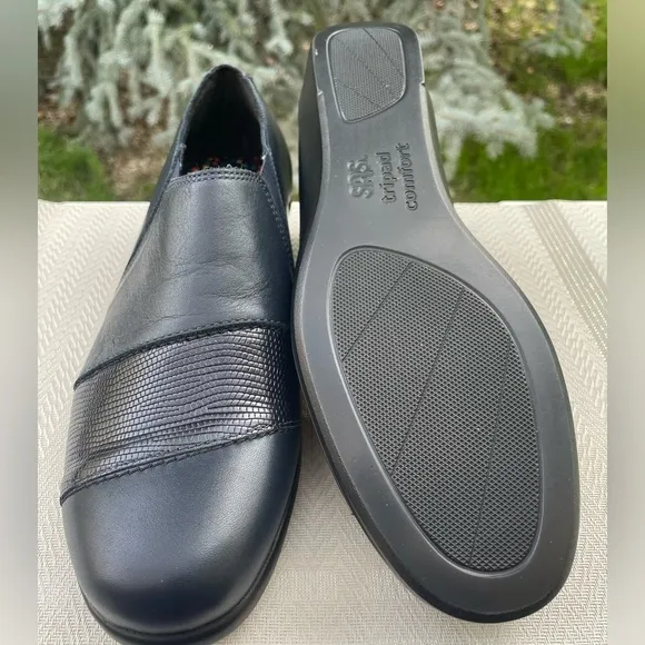 NEW SAS Navy Blue Leather Nora Slip on Comfort Loafers. Women’s size 9.5