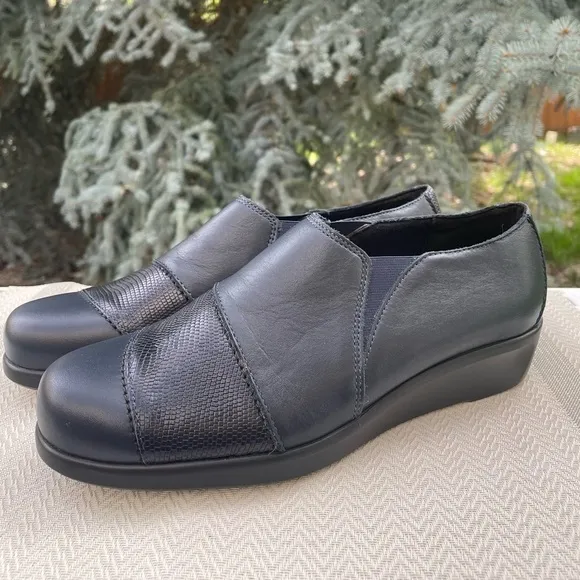 NEW SAS Navy Blue Leather Nora Slip on Comfort Loafers. Women’s size 9.5