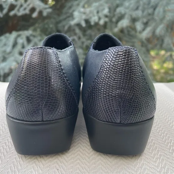 NEW SAS Navy Blue Leather Nora Slip on Comfort Loafers. Women’s size 9.5