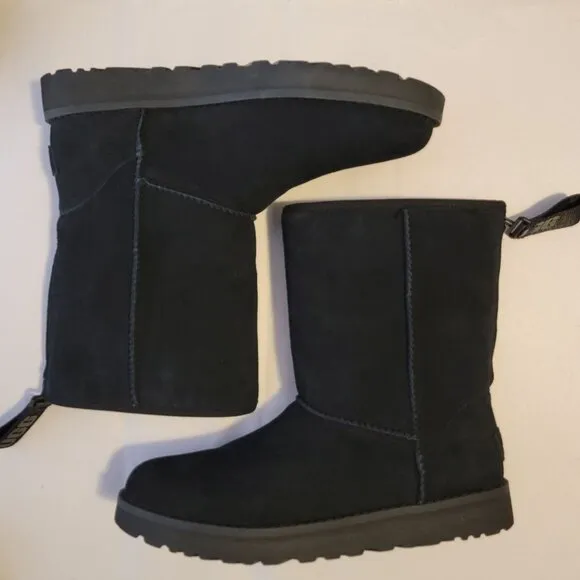 NEW UGG Classic Short Logo Zip Boots Womens 7 Cozy Shearling Suede Classic