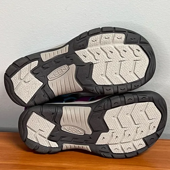 NIB Keen Big Kids' Newport Boundless Pink and Blue Closed Toe Sandals Size 4