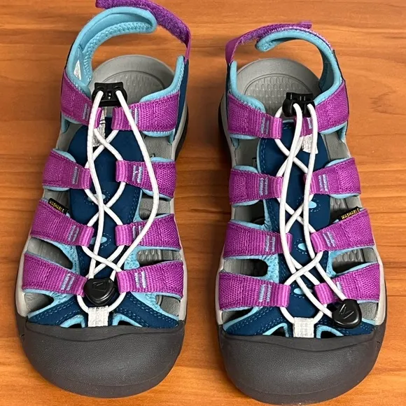 NIB Keen Big Kids' Newport Boundless Pink and Blue Closed Toe Sandals Size 4