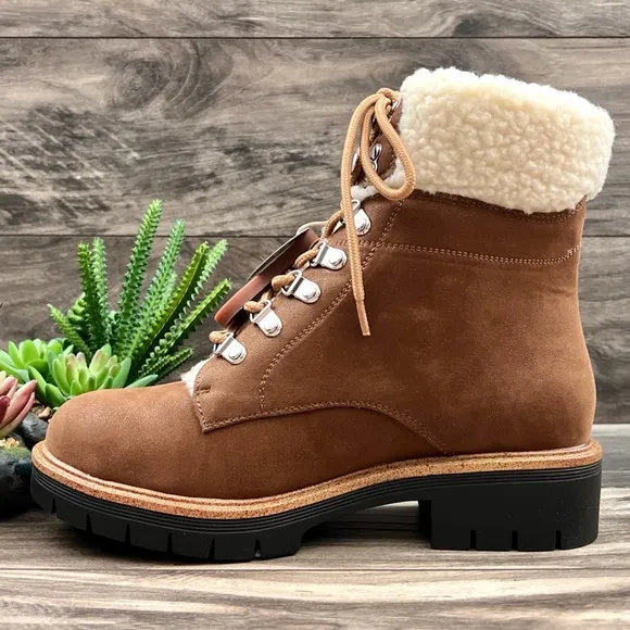 NIB Mia Regis Faux Shearling Trim Lug Sole Lace Up Ankle Boots Bootie Cognac
