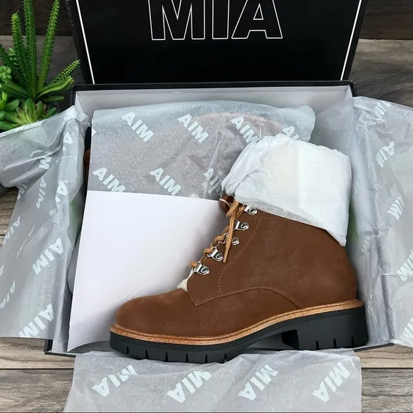 NIB Mia Regis Faux Shearling Trim Lug Sole Lace Up Ankle Boots Bootie Cognac