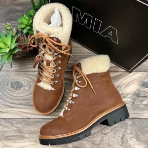 NIB Mia Regis Faux Shearling Trim Lug Sole Lace Up Ankle Boots Bootie Cognac