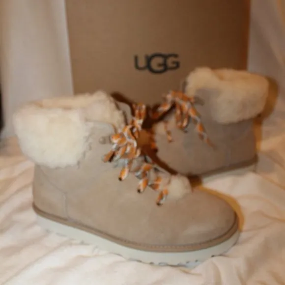NIB UGG ALPINE HIKER SUEDE SHEARLING ANKLE BOOTS SAND 7‎