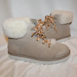 NIB UGG ALPINE HIKER SUEDE SHEARLING ANKLE BOOTS SAND 7‎