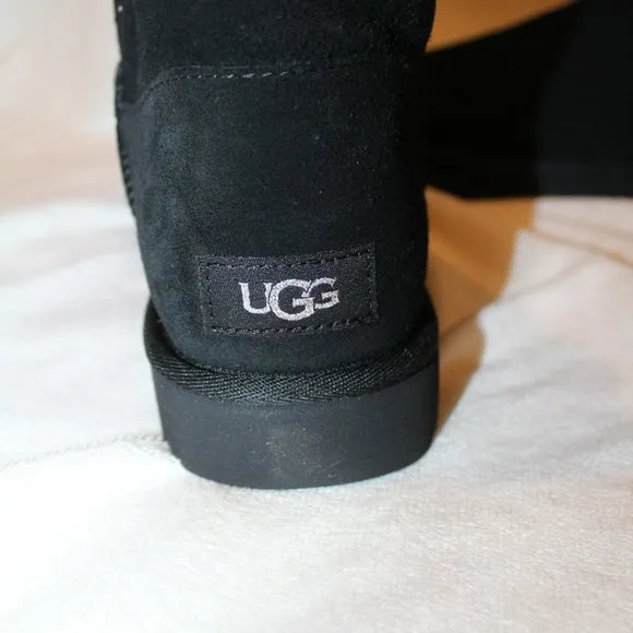 NIB UGG‎ WOMEN'S MINI GEM STUDDED LOGO SUEDE SHEARLING ANKLE BOOTS BLACK