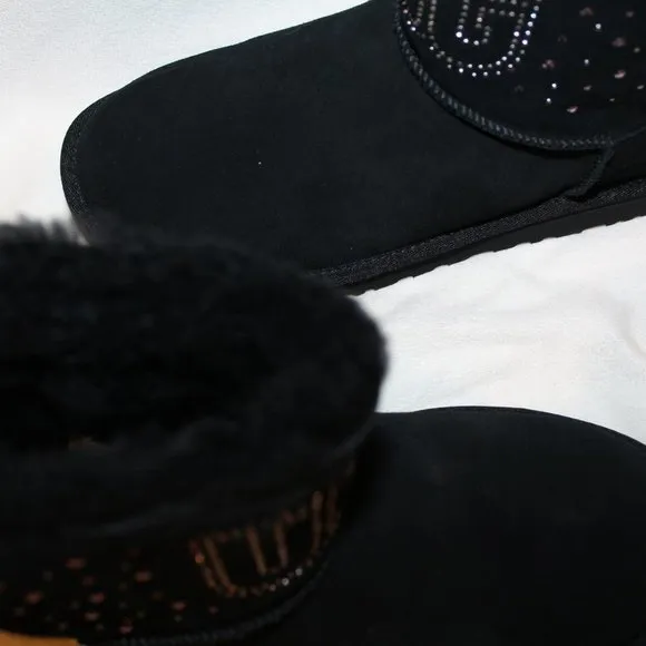 NIB UGG‎ WOMEN'S MINI GEM STUDDED LOGO SUEDE SHEARLING ANKLE BOOTS BLACK