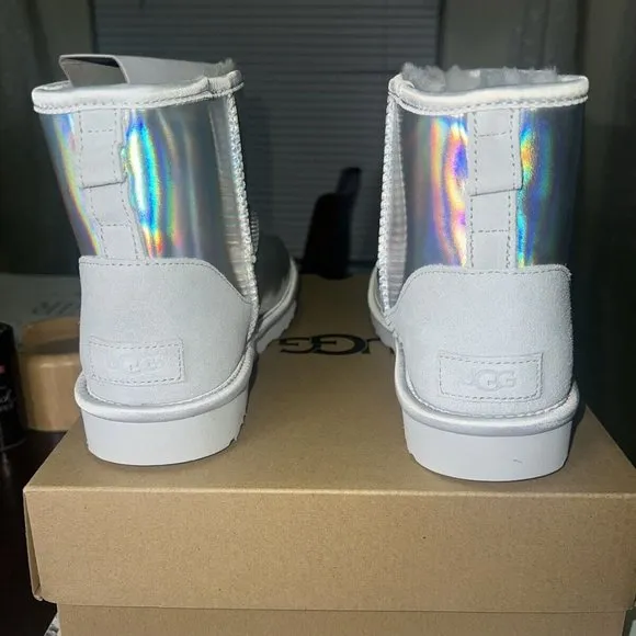 NIB UGG‎ WOMEN'S MINI IRIDESCENT SILVER SHEARLING LINED ANKLE BOOTS