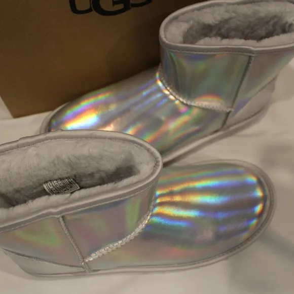 NIB UGG‎ WOMEN'S MINI IRIDESCENT SILVER SHEARLING LINED ANKLE BOOTS