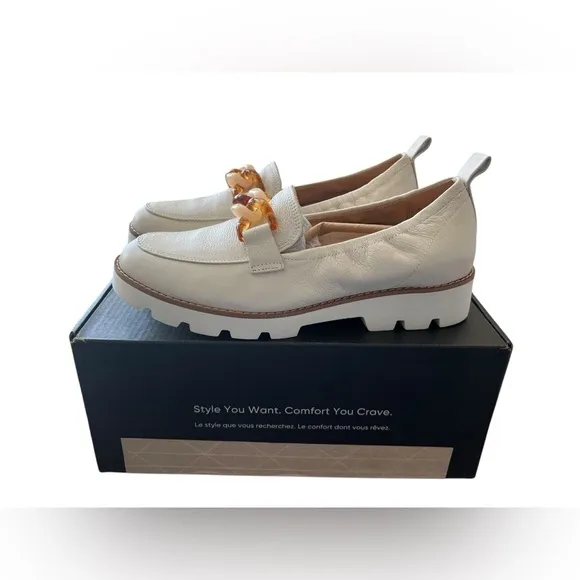 NIB Vionic Women’s Cynthia Loafers in Cream in size 6.5