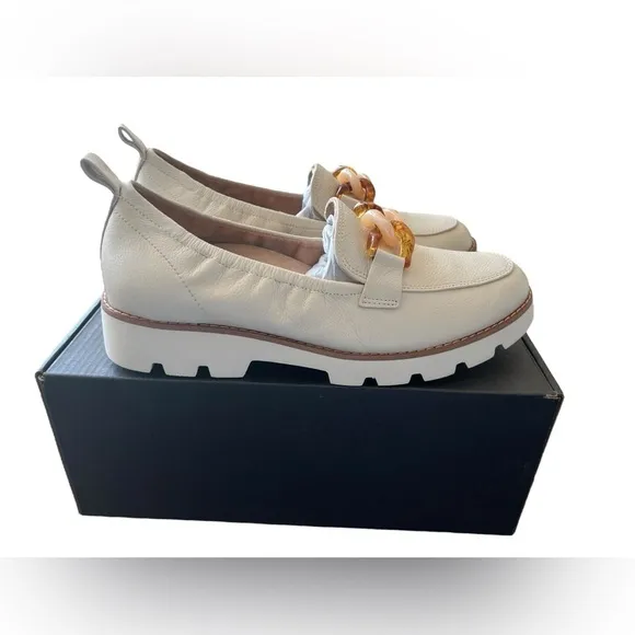 NIB Vionic Women’s Cynthia Loafers in Cream in size 6.5