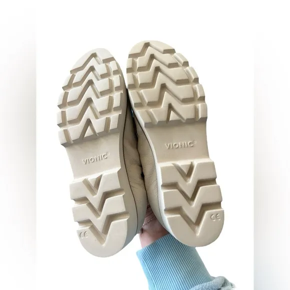 NIB Vionic Women’s Cynthia Loafers in Cream in size 6.5