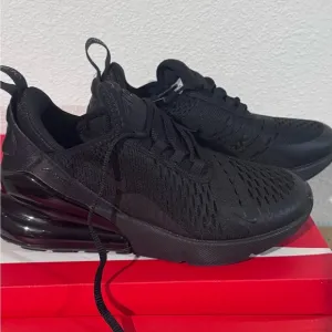 Nike 270 youth size 4y Black NEW IN BOX