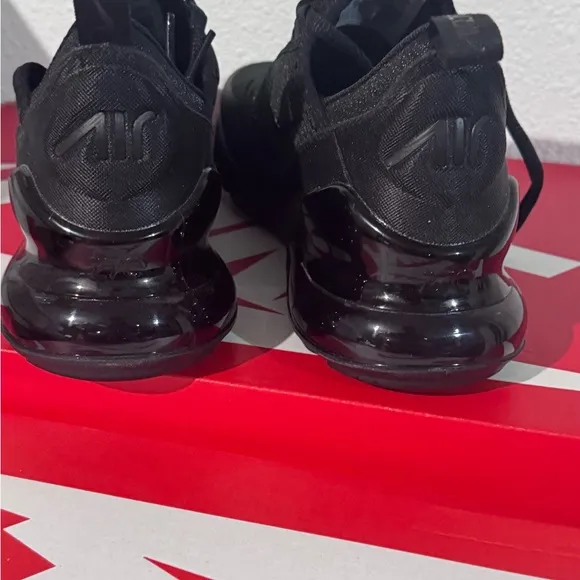 Nike 270 youth size 4y Black NEW IN BOX