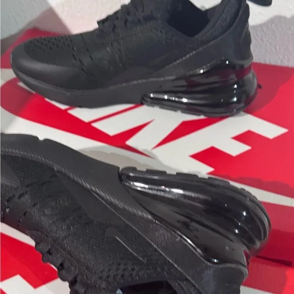 Nike 270 youth size 4y Black NEW IN BOX