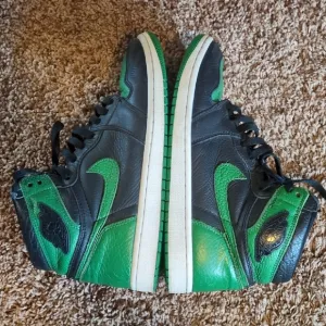 Nike Air Jordan 1 green and black tumbled Leather High-Top Sneakers