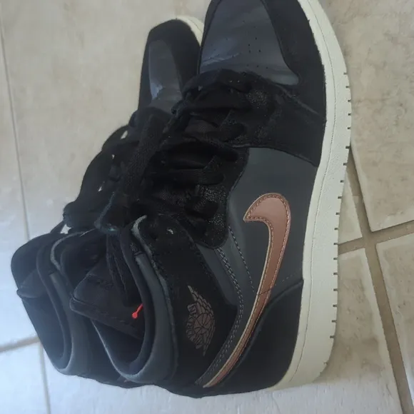 Nike Air Jordan 1 Retro High Sneakers Black And Bronze Girls Size 4